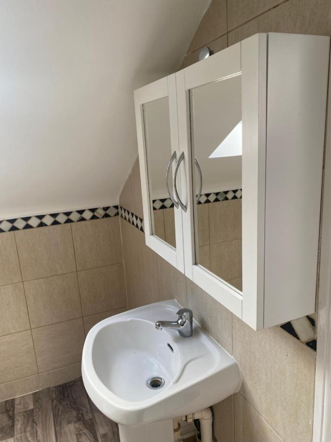Studio Flat Hatch End Экстерьер фото